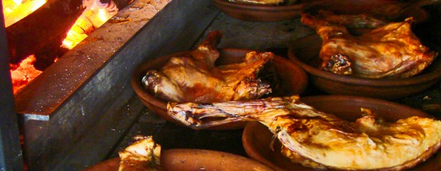lechazo, cabrito o cochinillo en autentico horno de leña, en Asador Riegu